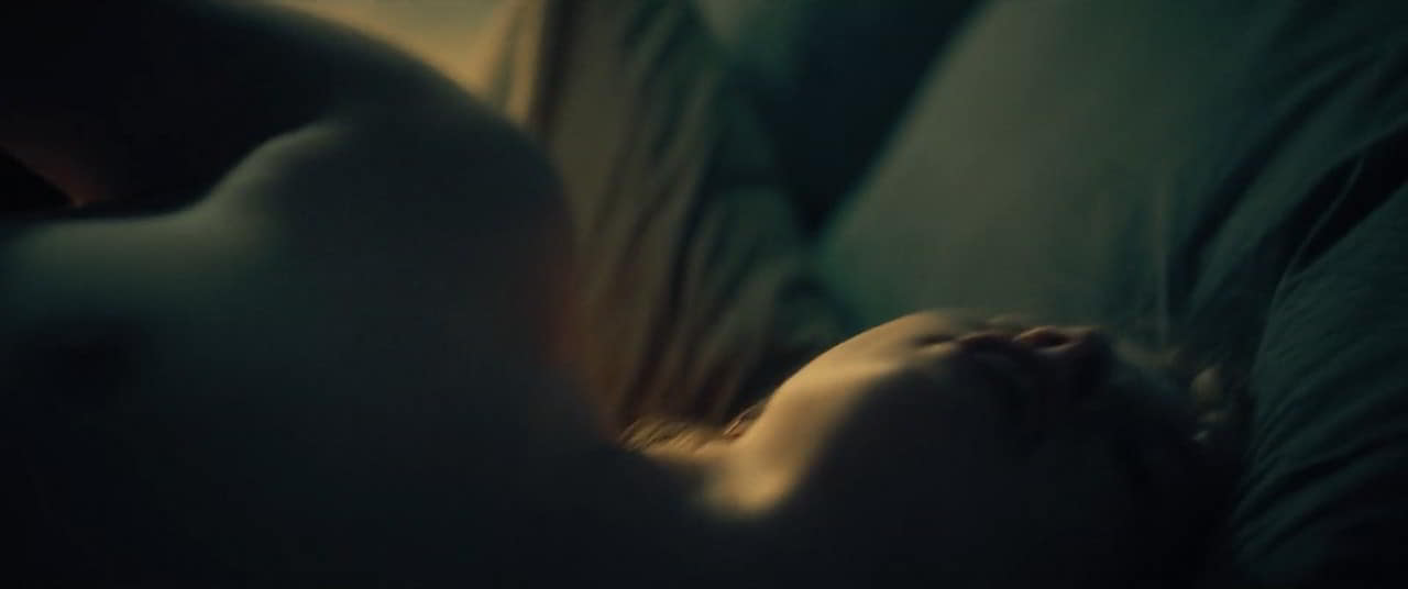 Luna Wedler topless Je suis Karl Luna Wedler topless Je suis Karl