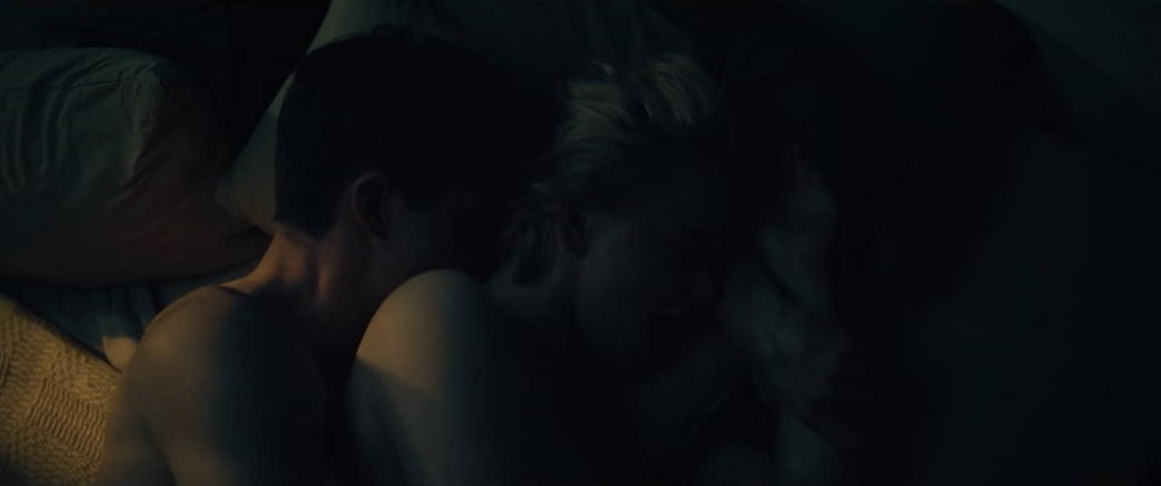 Luna Wedler bare butt in Je suis Karl Luna Wedler bare butt in Je suis Karl
