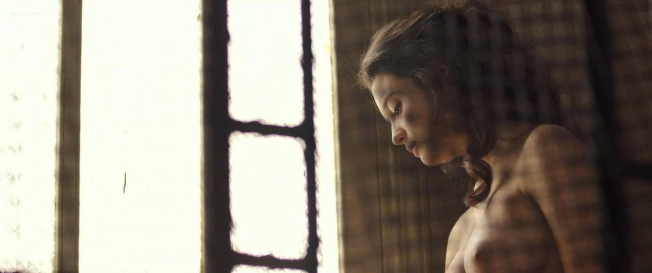 Maria Pedraza nude scene in Amar Maria Pedraza nude scene in Amar
