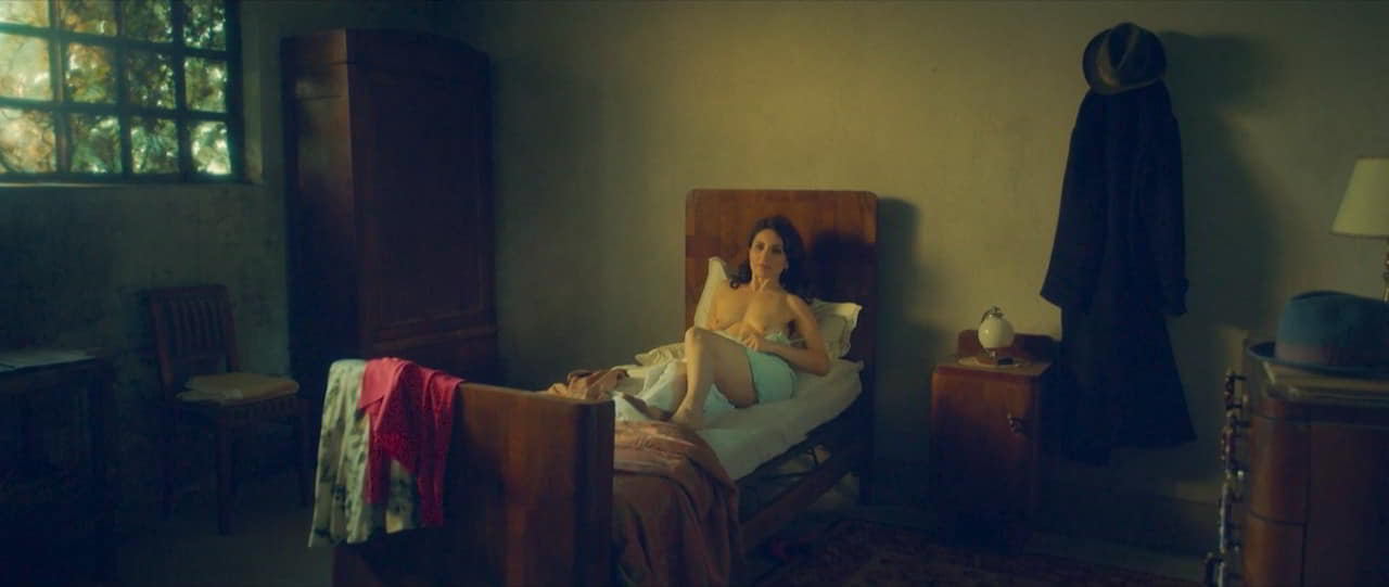 Paola Lavini bare butt in Volevo nascondermi Paola Lavini bare butt in Volevo nascondermi