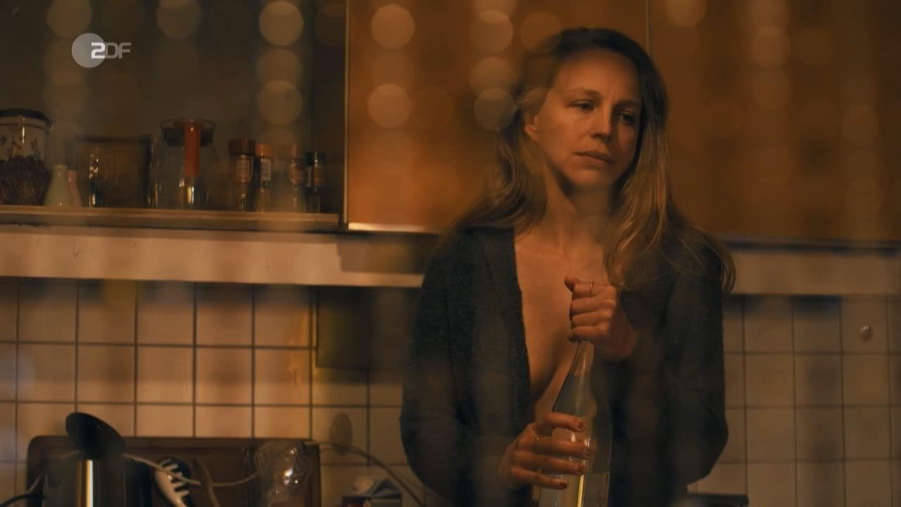 Petra Schmidt bare butt in Schaller Nude - Mord in der Familie - Der Zauberwurfel - S01E03 Petra Schmidt bare butt in Schaller Nude - Mord in der Familie - Der Zauberwurfel - S01E03