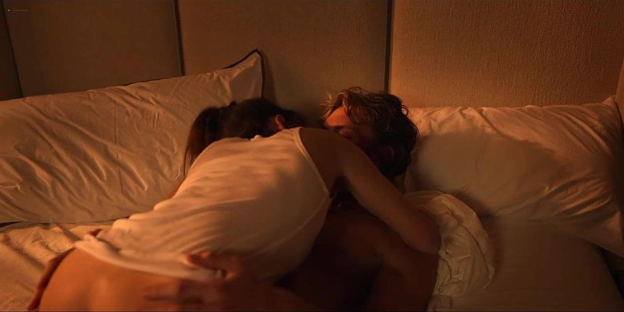 Sarah Shahi bare butt in Sex/Life - S01E04-06 Sarah Shahi bare butt in Sex/Life - S01E04-06