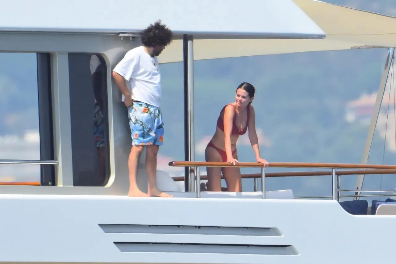 Selena Gomez Puts Her Natural Curves on Full Display in a Tight Rust Bikini nude scene Selena Gomez Puts Her Natural Curves on Full Display in a Tight Rust Bikini nude scene