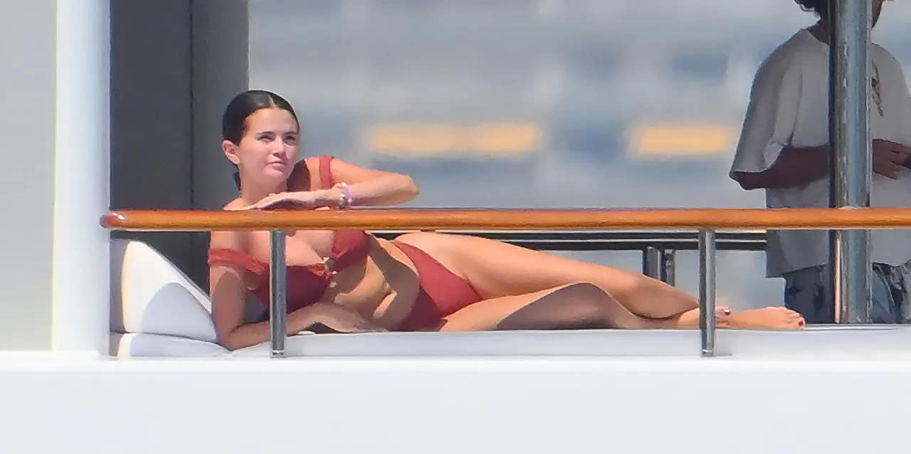 Watch Selena Gomez Puts Her Natural Curves on Full Display in a Tight Rust Bikini naked video Watch Selena Gomez Puts Her Natural Curves on Full Display in a Tight Rust Bikini naked video
