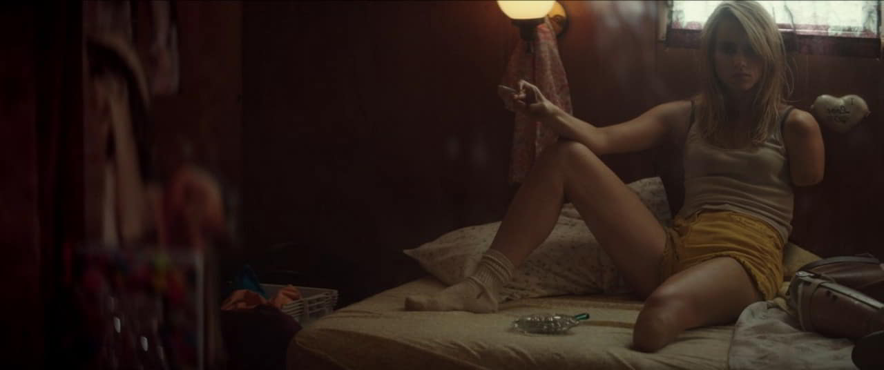 Suki Waterhouse bare butt in The Bad Batch Suki Waterhouse bare butt in The Bad Batch