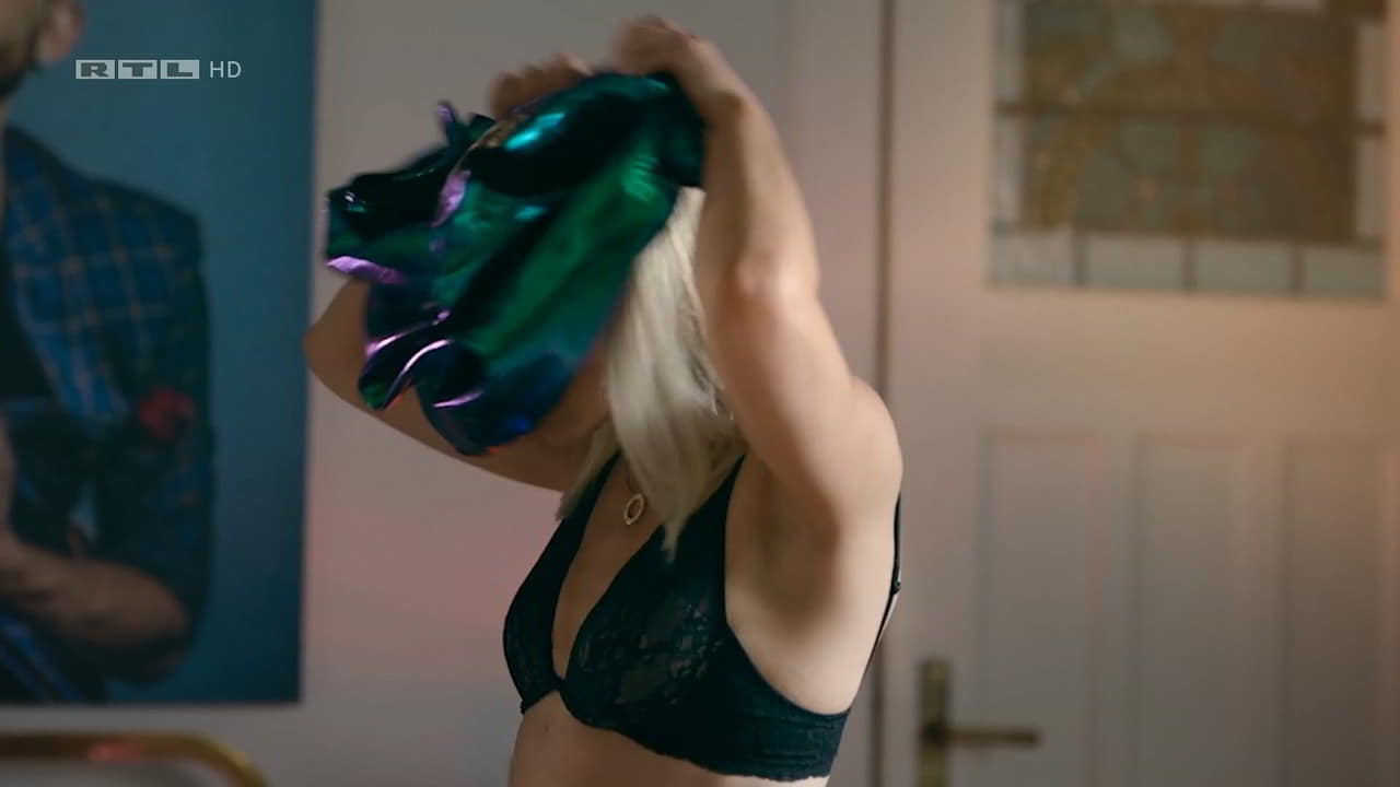 Valentina Pahde, Sarah Buchholzer bare butt in Wer bist du wirklich? - S01E14 Valentina Pahde, Sarah Buchholzer bare butt in Wer bist du wirklich? - S01E14