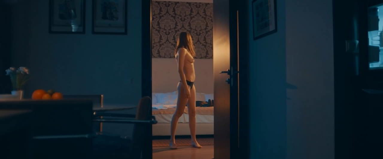 Victoria Varley, Oksana Borbat bare butt in Zustrich odnoklasnykiv Victoria Varley, Oksana Borbat bare butt in Zustrich odnoklasnykiv