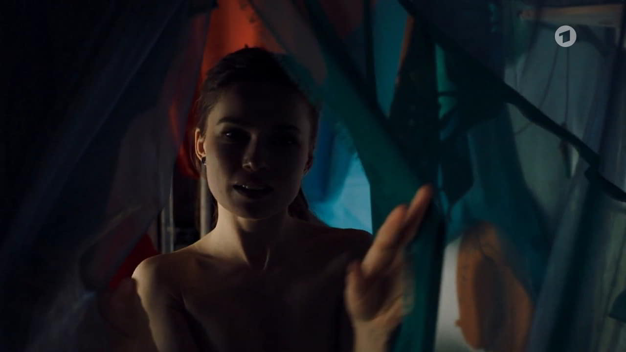 Zoe Moore bare butt in Mutter, Kutter, Kind Zoe Moore bare butt in Mutter, Kutter, Kind