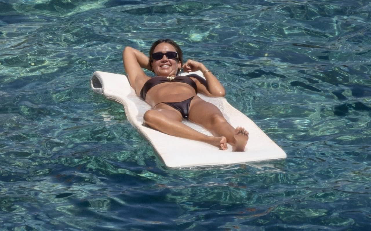 Hot Jessica Alba Flaunts Bare Ass in Tiny Brown Thong Bikini photo gallery Hot Jessica Alba Flaunts Bare Ass in Tiny Brown Thong Bikini photo gallery