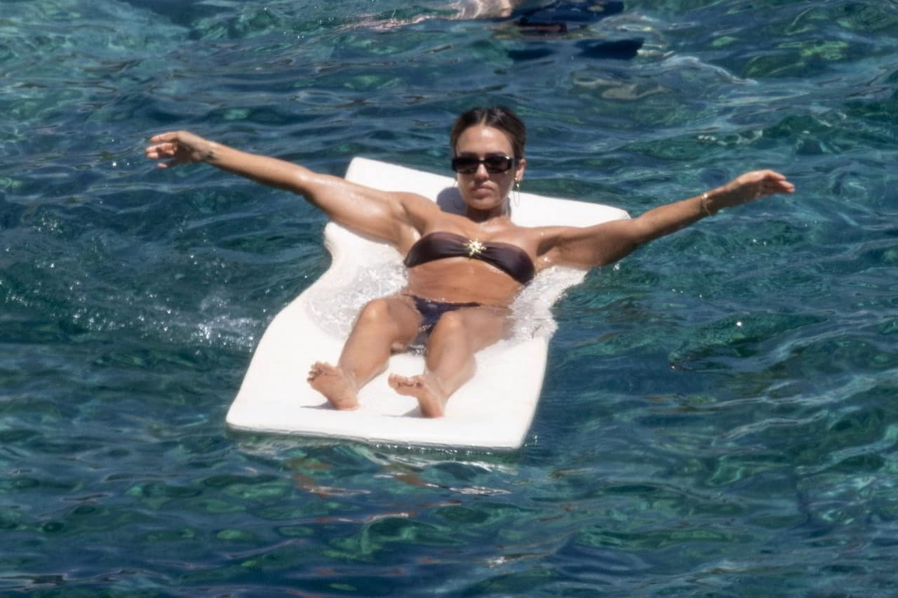 Naked Jessica Alba Flaunts Bare Ass in Tiny Brown Thong Bikini explicit photo Naked Jessica Alba Flaunts Bare Ass in Tiny Brown Thong Bikini explicit photo