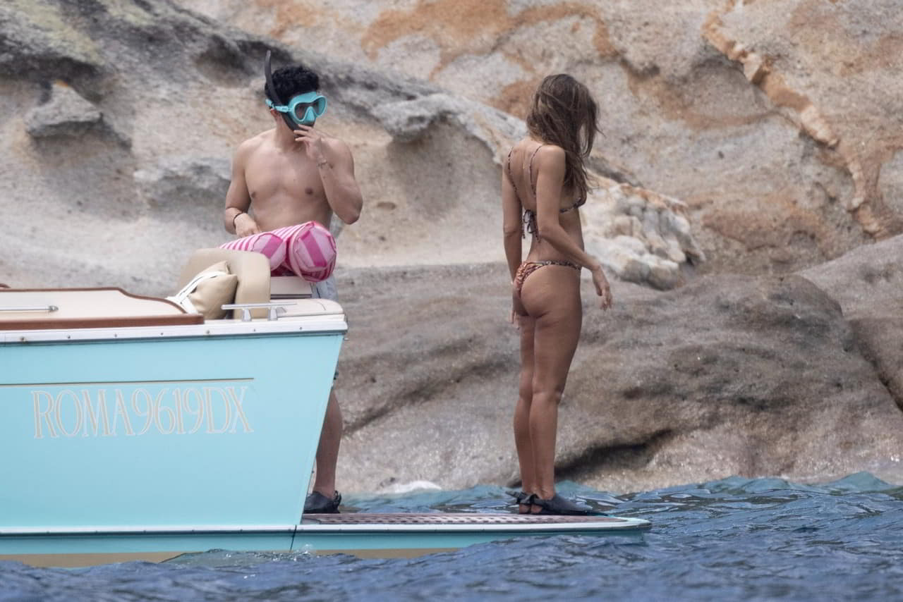 Jessica Alba Flaunts Bare Cheeks & Locks Lips in Italy topless picture Jessica Alba Flaunts Bare Cheeks & Locks Lips in Italy topless picture