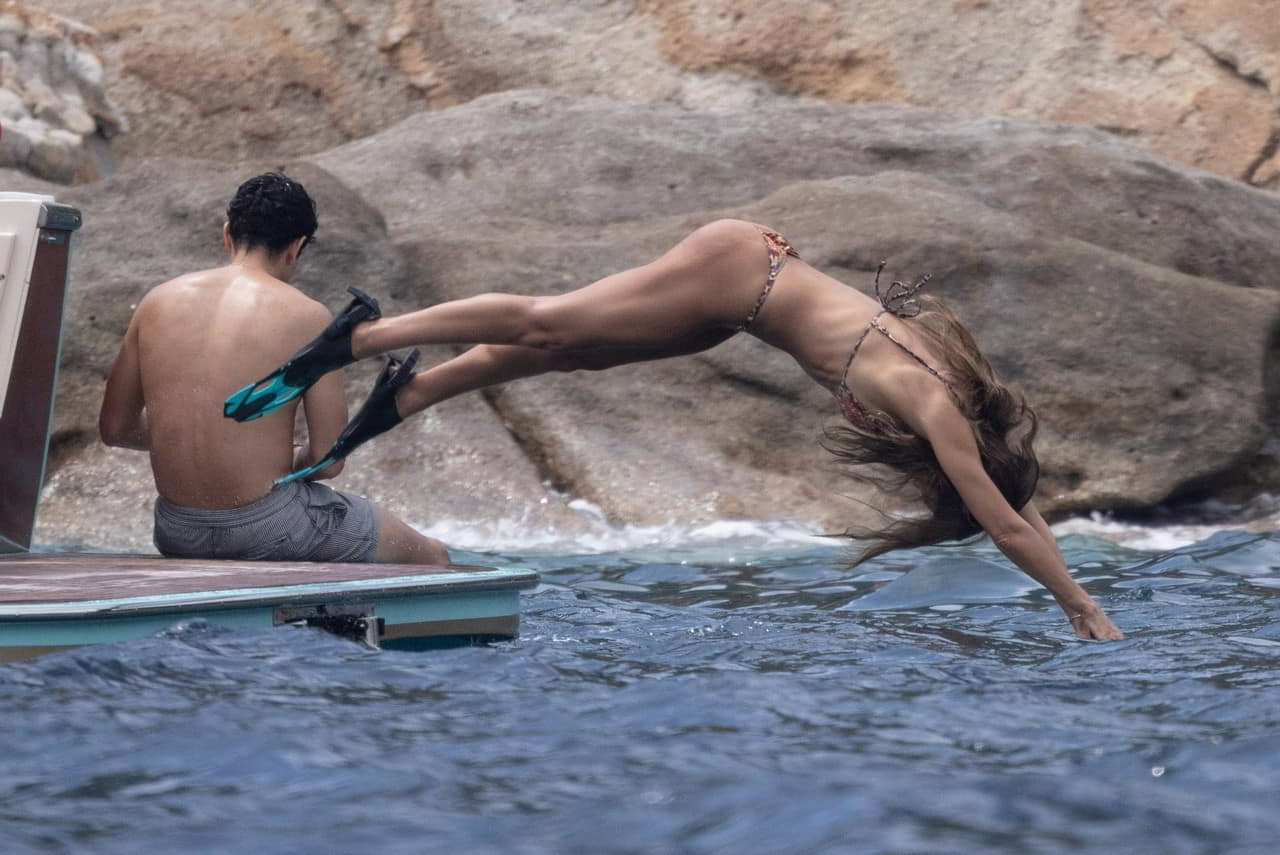 Watch Jessica Alba Flaunts Bare Cheeks & Locks Lips in Italy naked video Watch Jessica Alba Flaunts Bare Cheeks & Locks Lips in Italy naked video