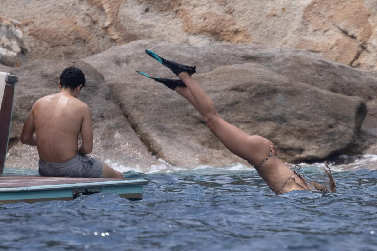 Jessica Alba Flaunts Bare Cheeks & Locks Lips in Italy nude scene Jessica Alba Flaunts Bare Cheeks & Locks Lips in Italy nude scene