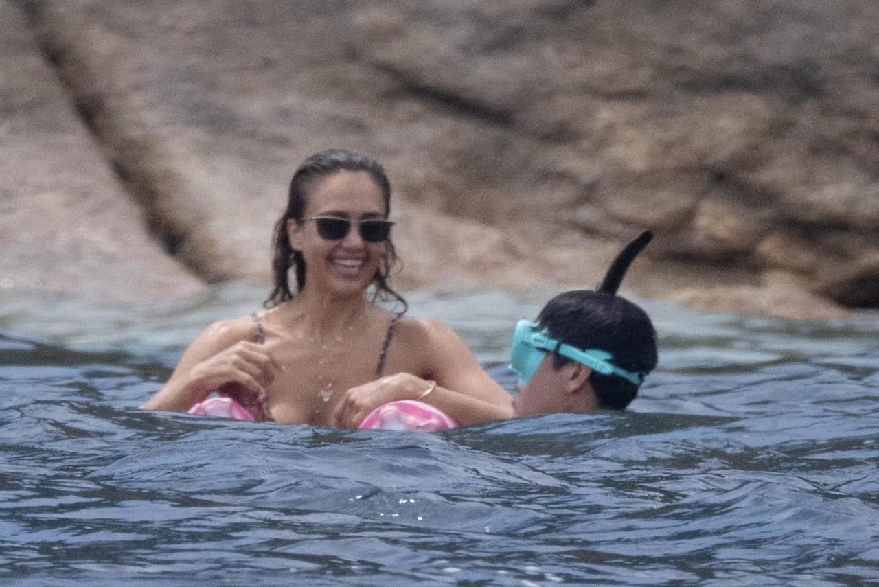 Naked Jessica Alba Flaunts Bare Cheeks & Locks Lips in Italy explicit photo Naked Jessica Alba Flaunts Bare Cheeks & Locks Lips in Italy explicit photo