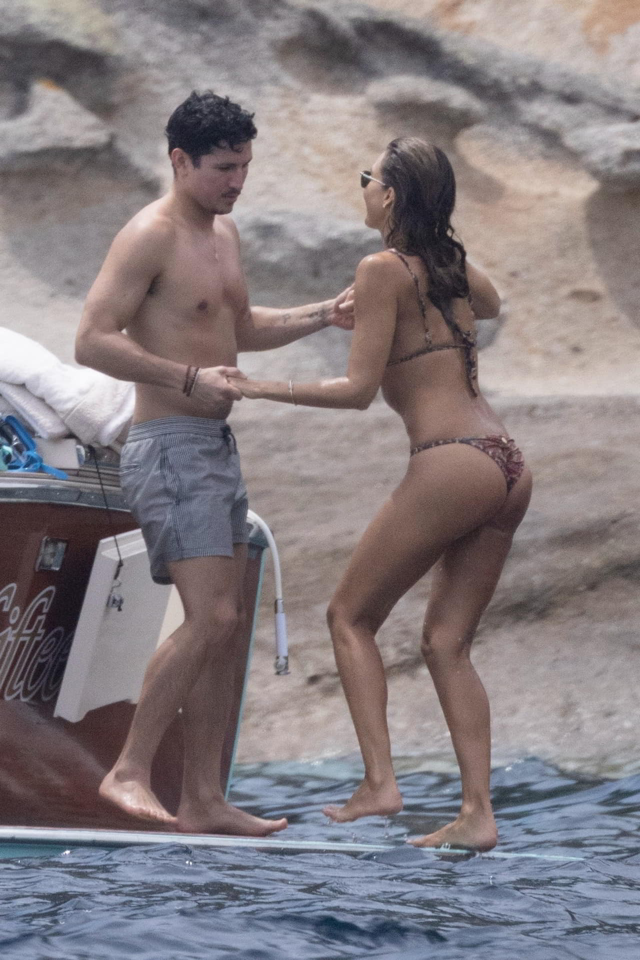 Jessica Alba Flaunts Bare Cheeks & Locks Lips in Italy topless picture Jessica Alba Flaunts Bare Cheeks & Locks Lips in Italy topless picture