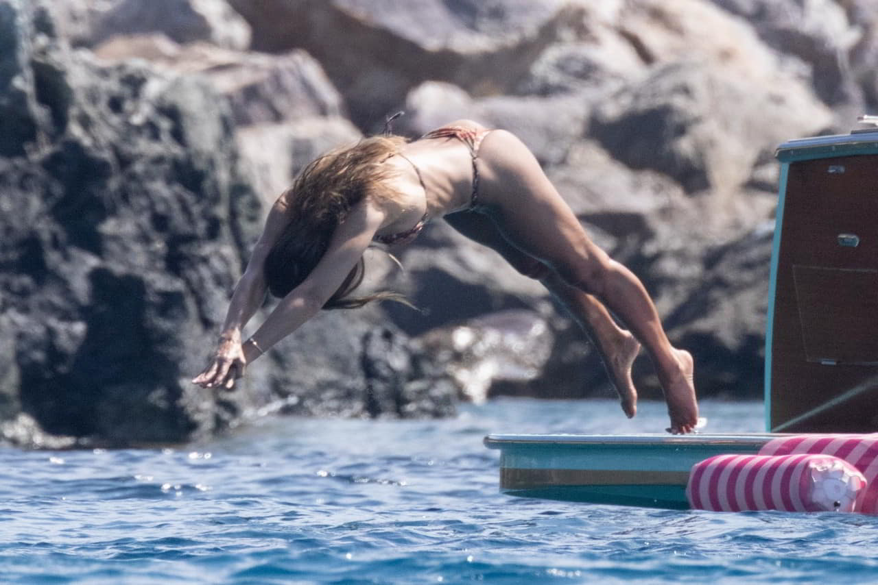 Jessica Alba Flaunts Bare Cheeks & Locks Lips in Italy nude scene Jessica Alba Flaunts Bare Cheeks & Locks Lips in Italy nude scene