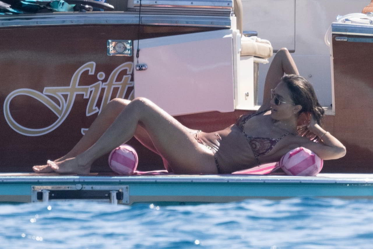 Naked Jessica Alba Flaunts Bare Cheeks & Locks Lips in Italy explicit photo Naked Jessica Alba Flaunts Bare Cheeks & Locks Lips in Italy explicit photo