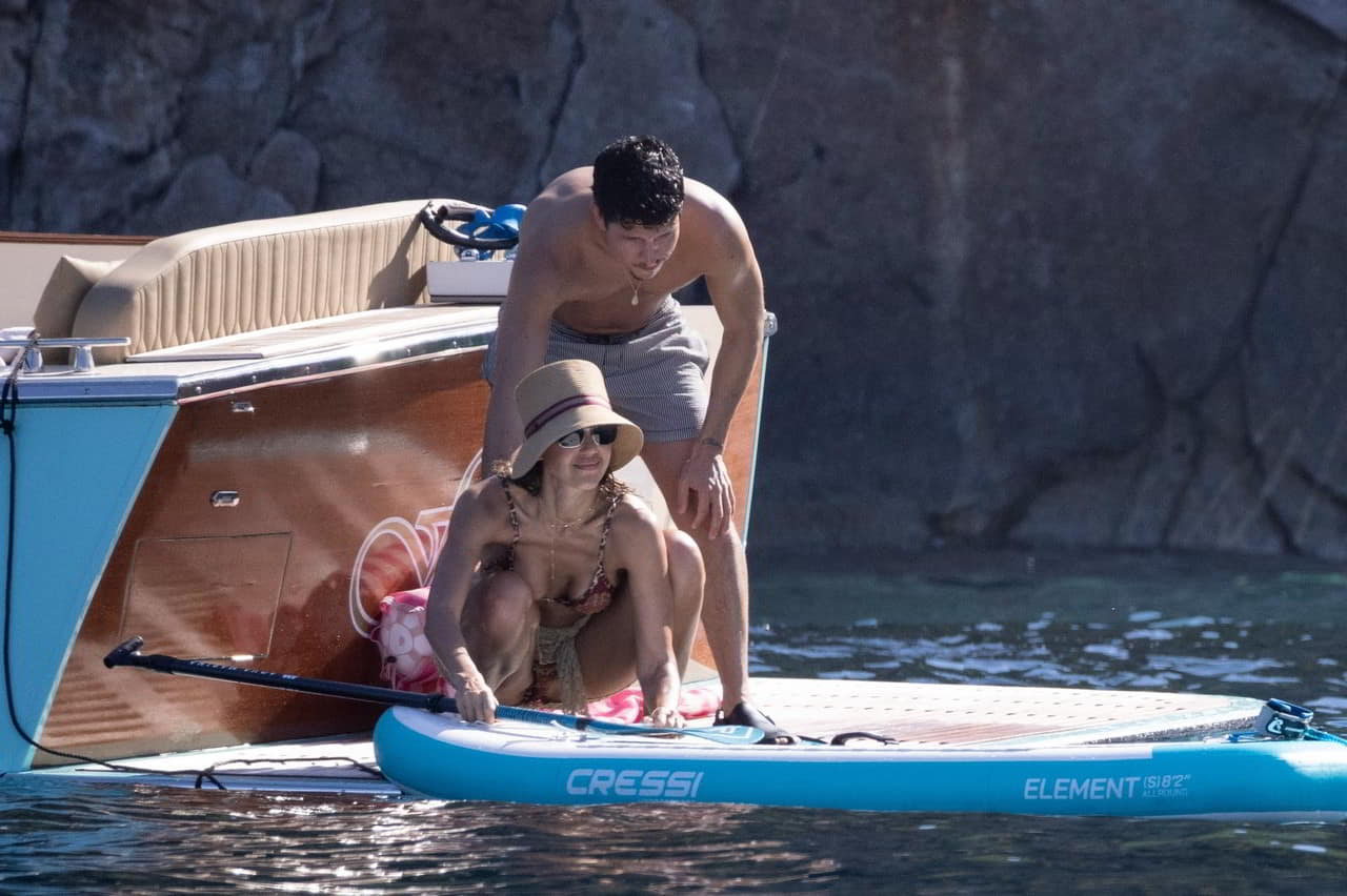 Hot Jessica Alba Flaunts Bare Cheeks & Locks Lips in Italy photo gallery Hot Jessica Alba Flaunts Bare Cheeks & Locks Lips in Italy photo gallery