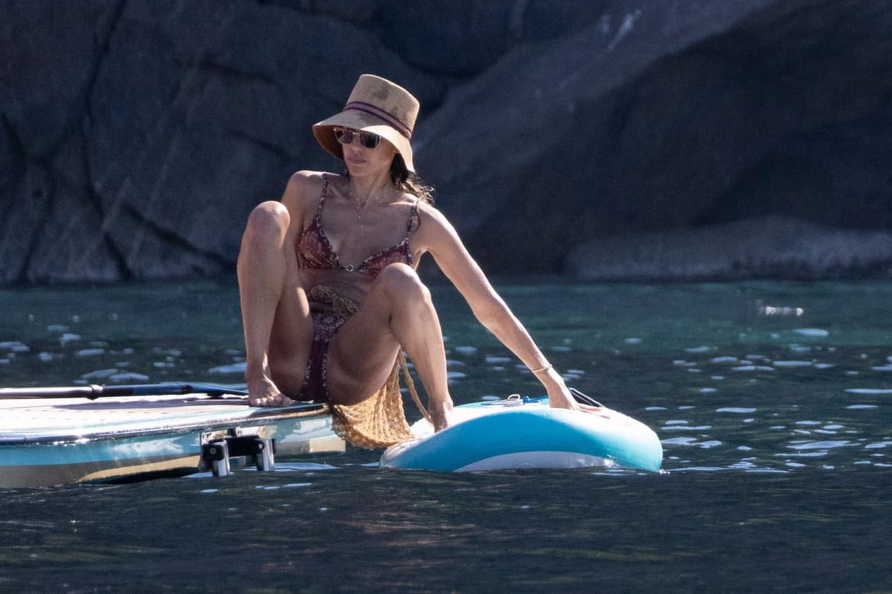 Hot Jessica Alba Flaunts Bare Cheeks & Locks Lips in Italy photo gallery Hot Jessica Alba Flaunts Bare Cheeks & Locks Lips in Italy photo gallery