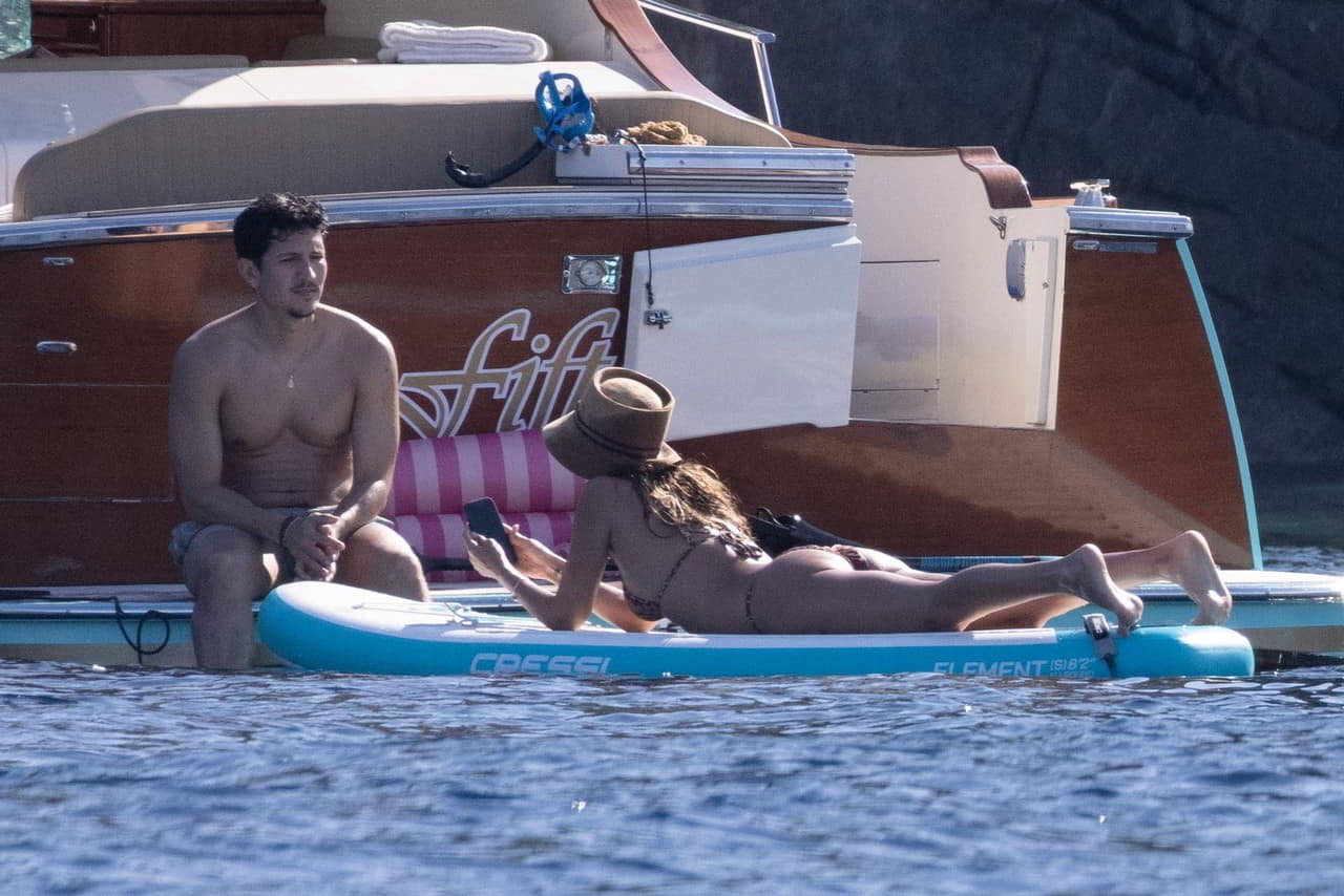 Naked Jessica Alba Flaunts Bare Cheeks & Locks Lips in Italy explicit photo Naked Jessica Alba Flaunts Bare Cheeks & Locks Lips in Italy explicit photo