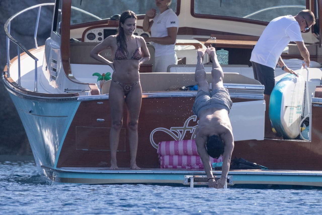Jessica Alba Flaunts Bare Cheeks & Locks Lips in Italy topless picture Jessica Alba Flaunts Bare Cheeks & Locks Lips in Italy topless picture