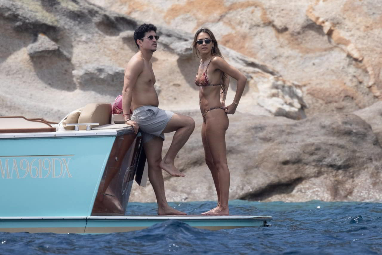 Jessica Alba Flaunts Bare Cheeks & Locks Lips in Italy nude scene Jessica Alba Flaunts Bare Cheeks & Locks Lips in Italy nude scene